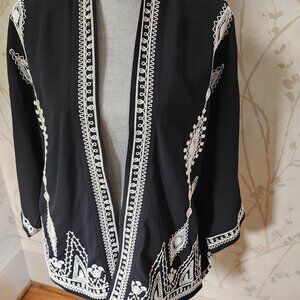 CHICOS KIMONO BLACK WITH WHITE LINED TOP. S-M-CASUAL, DRESSY,SWIM COVERUP!